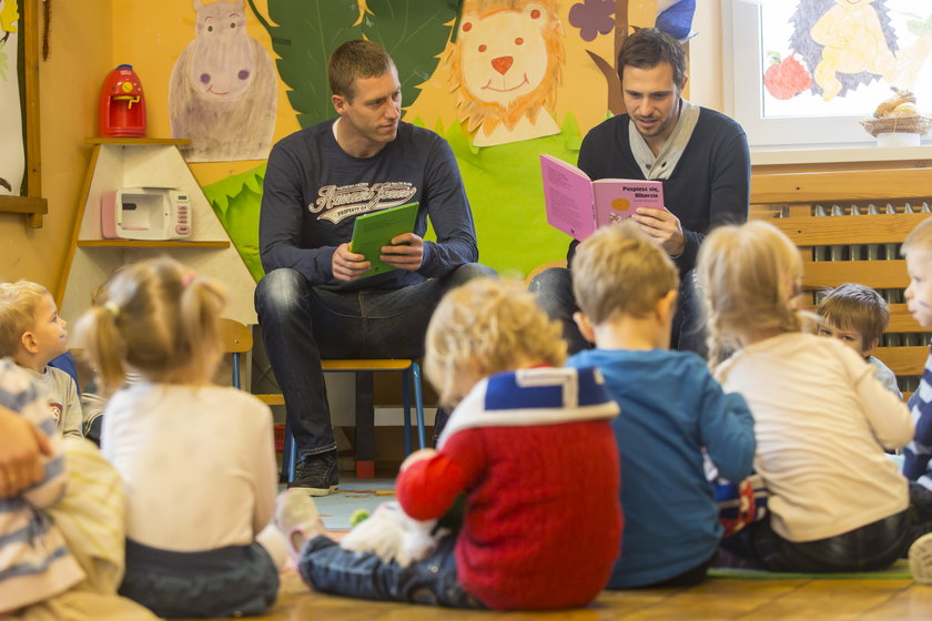 Bartosz Ślusarski i Dimitrije Injac czytają przedszkolakom 