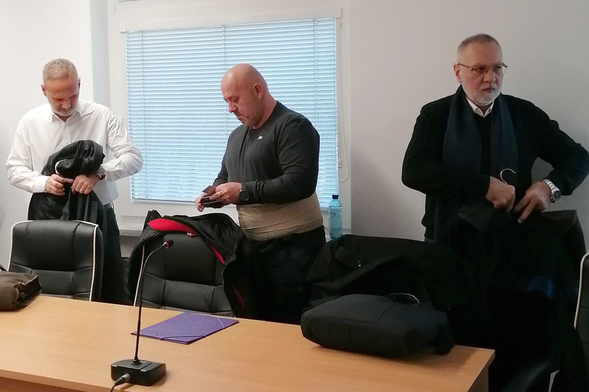 Na snímke právoplatne odsúdený Ladislav Vičan (uprostred), jeho advokát Ivan Mojžiš (vľavo) a náhradný advokát Stanislav Jakubčík (vpravo) na verejnom zasadnutí NS SR.