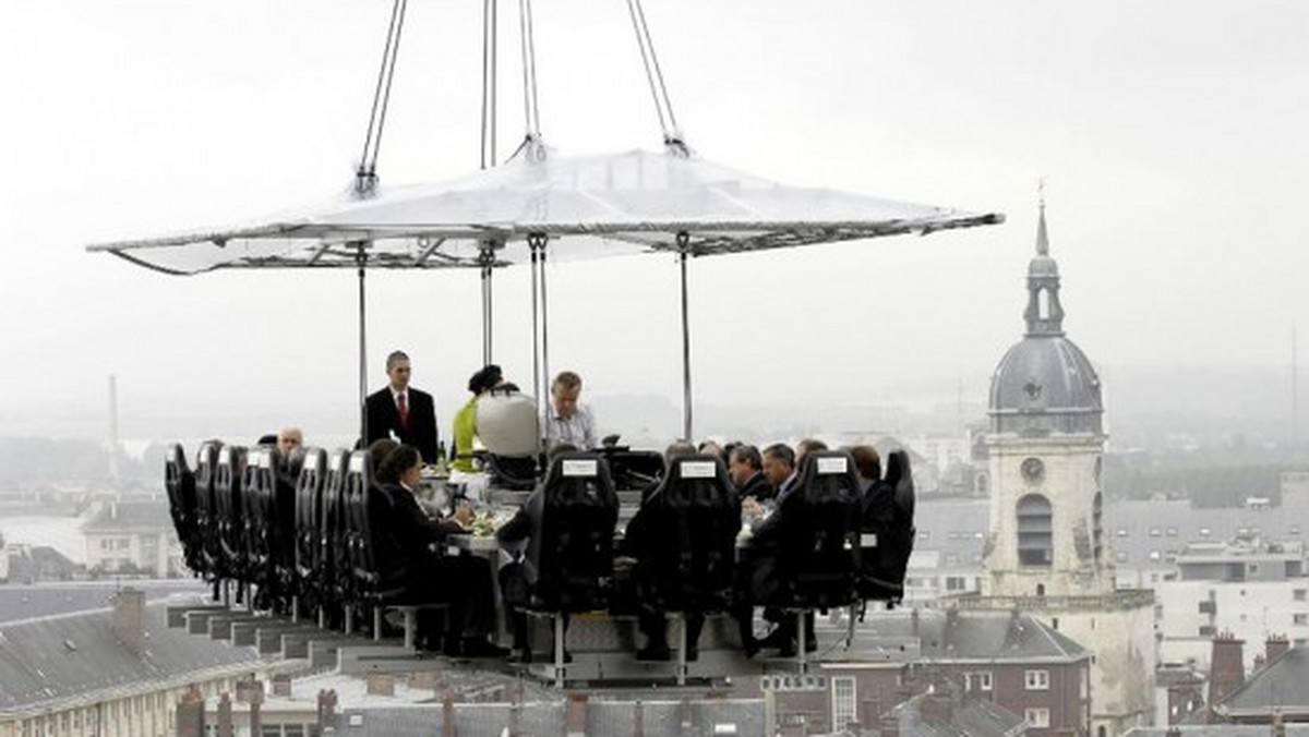 Restauracja z widokiem na morze i to z góry, z wysokości 50 metrów - taka atrakcja czeka na szukających mocnych wrażeń turystów koło Wenecji. Lokal "w chmurach" urządzono w kopule, zawieszonej na dźwigu. Klienci siedzą na krzesełkach przypięci pasami.