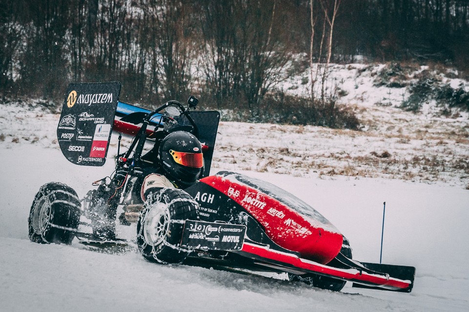 Bolid AGH Racing podczas zmagań na stoku narciarskim w Harbutowicach