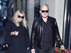 Bo życie zaczyna się po 50! Supersexy blond Kasia Niezgoda w kuszącej mini. FOTO