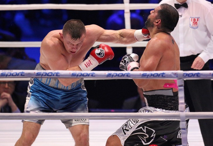Tomasz Adamek (L) i Amerykanin Eric Molina (P) podczas walki w wadze ciężkiej o pas IBF Inter-Continental, w trakcie gali bokserskiej Polsat Boxing Night