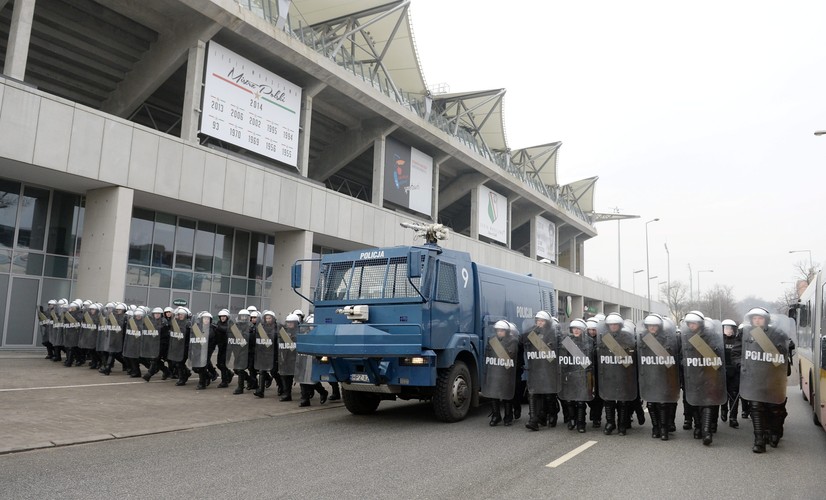 Ćwiczenia policyjnych odziałów prewencji na ul. Łazienkowskiej przy stadionie Legii Warszawa