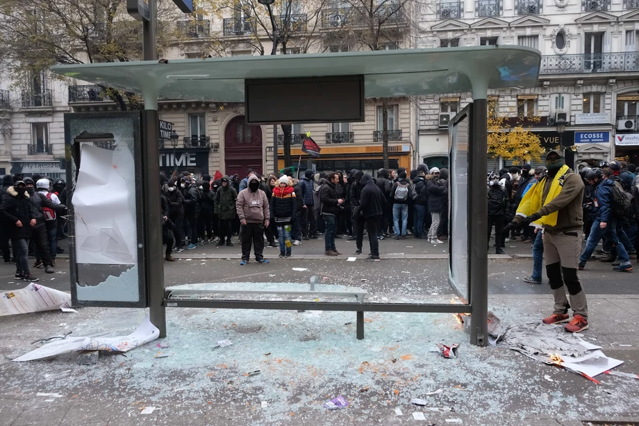 Zniszczona wiata przystankowa w Paryżu, efekt protestów ulicznych w związku ze strajkiem generalnym, 5.12.2019