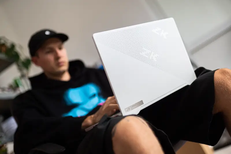 Zephyrus G14 to wyjątkowy laptop gamingowy z możliwością customizowania animacji na pokrywie