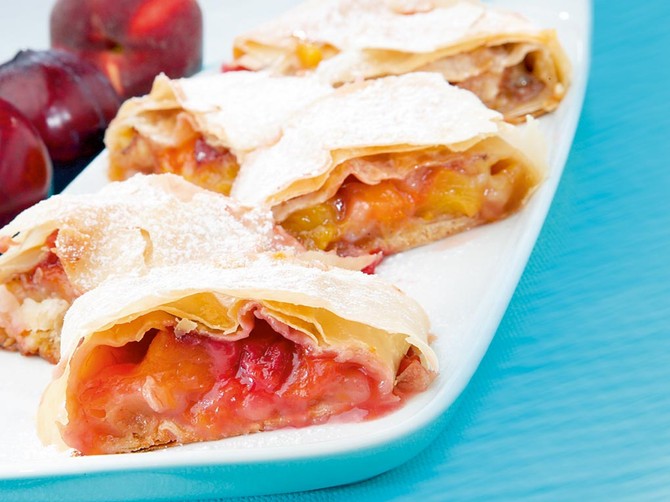 27418_letnja-pita-stock-photo-delicious-plum-and-peach-pie-cake-56179087