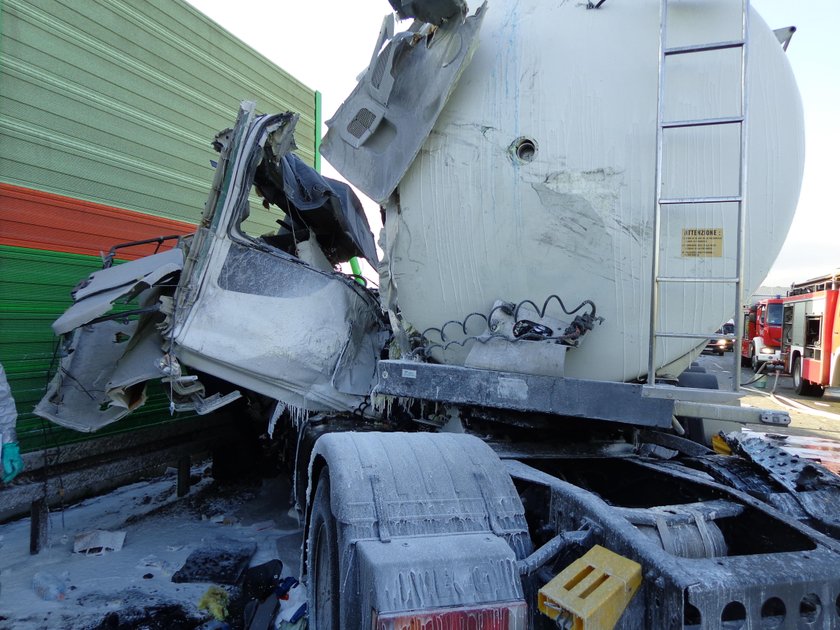 Cysterna uderzyła w autobus z żołnierzami. 6 osób rannych