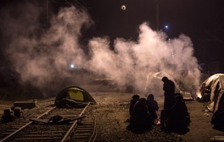 Brytyjska prasa: Przemytnicy reklamują na Facebooku nową trasę do UE