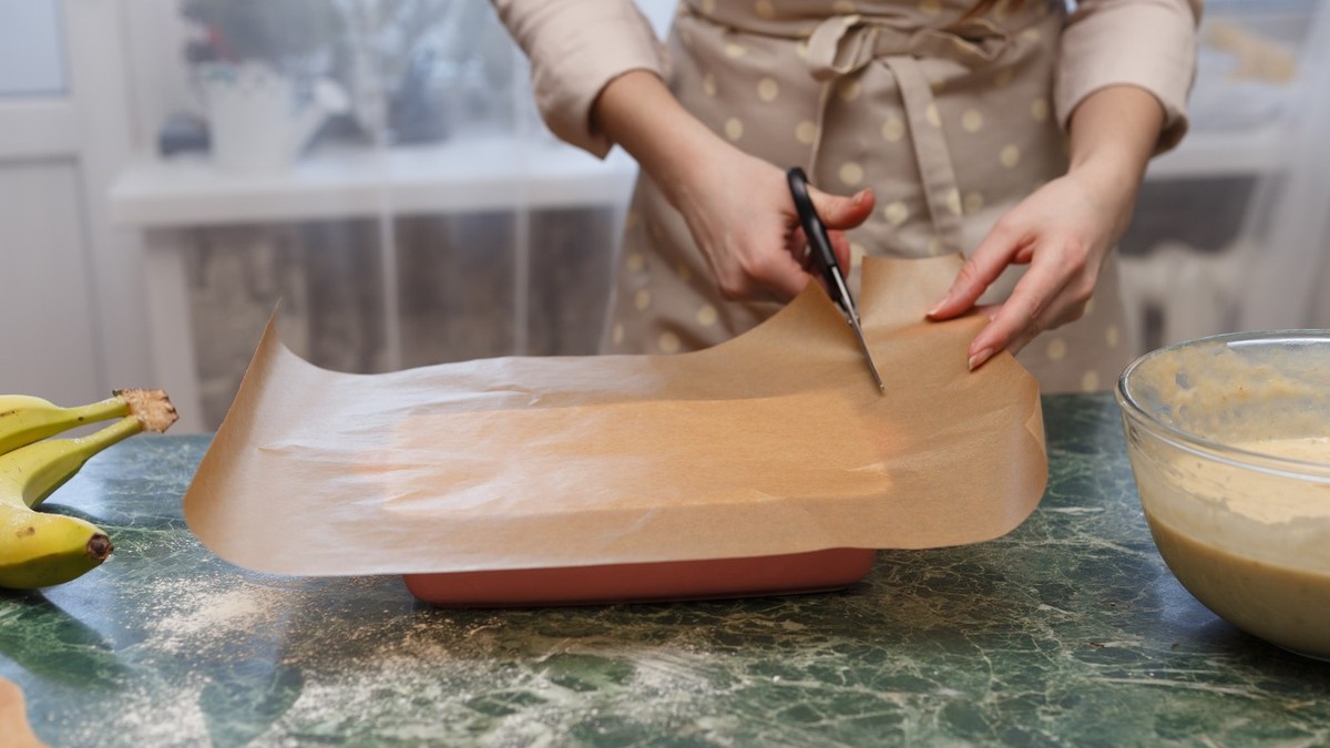 Papir za pečenje ima jednu neočekivanu namenu - u kupatilu radi bolje nego u kuhinji, trik oduševio sve (VIDEO)