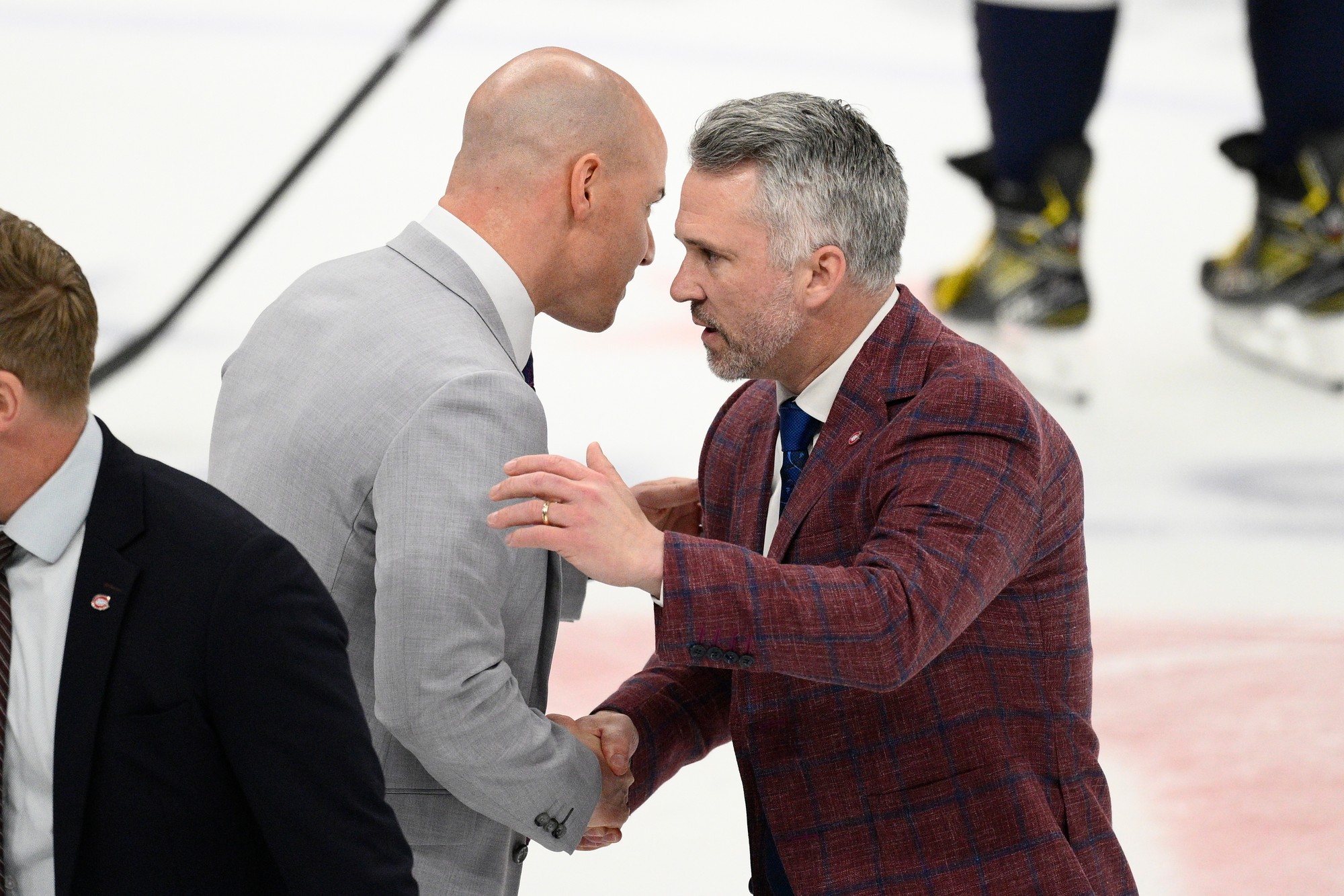 Tréneri Spencer Carbery (Washington Capitals) a Martin St. Louis (Montreal Canadiens).