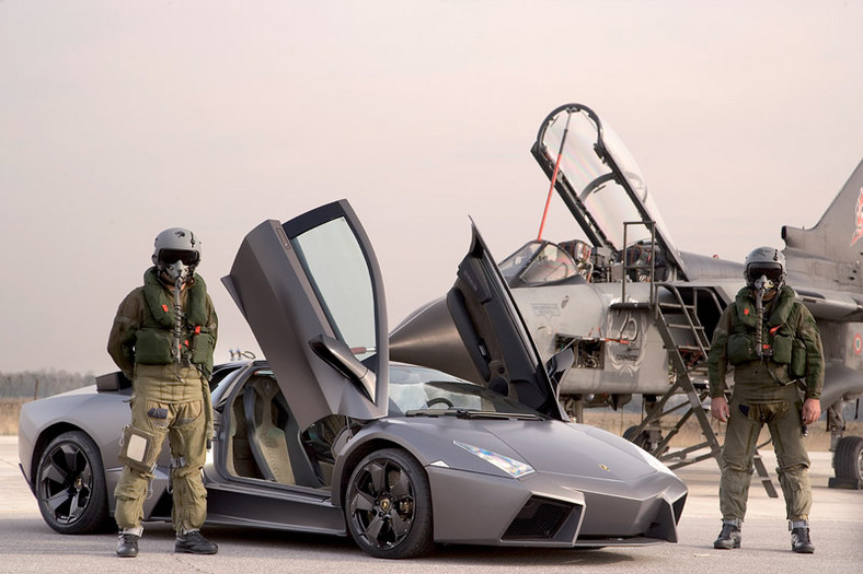 Lamborghini Reventon kontra Tornado: wyścig dla kamer telewizyjnych