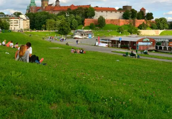 W Warszawie napijesz się piwa nad Wisłą, w Krakowie nie kupisz alkoholu po 22. Radni, może wyluzujecie?