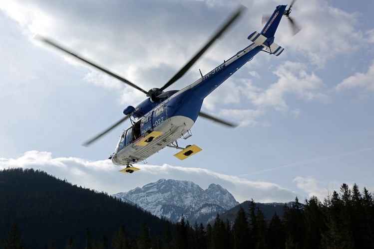 Policyjny śmigłowiec wyrusza na akcję poszukiwawczą w rejon Doliny Pięciu Stawów