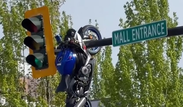 Motocikl se zakačio na semafor