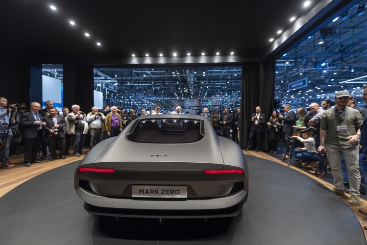 Według producenta największą zaletą ma być bardzo wydajny system baterii. Na jednym ładowaniu auto ma pokonać 500 kilometrów. Jednak to nie zasięg jest kluczową zaletą, a szybkość ładowania.
<br>
W Piech Mark Zero zastosowano baterie nowego typu, których naładowanie do poziomu 80 proc. zajmuje zaledwie 5 minut.