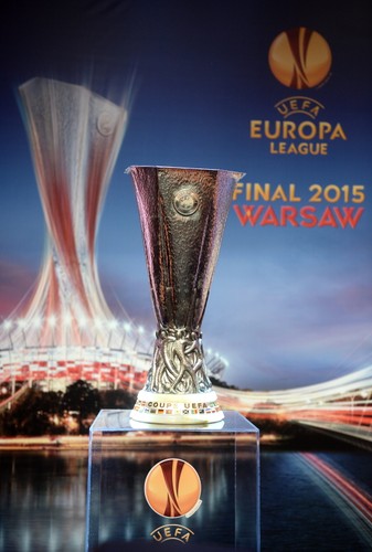 Trofeum Ligi Europy w rękach prezydent Warszawy Hanny Gronkiewicz-Waltz