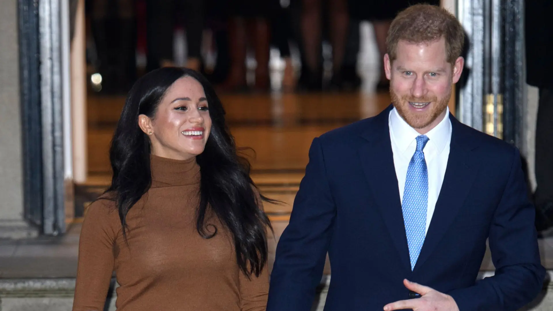 Meghan Markle i Książę Harry opuszczają dwór królewski. Brytyjczycy w szoku