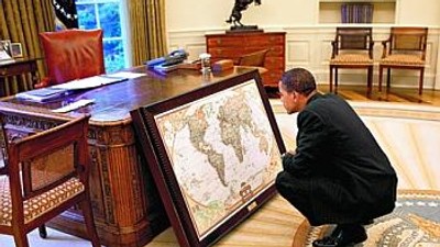 39_Dossier Obama ogląda mapę