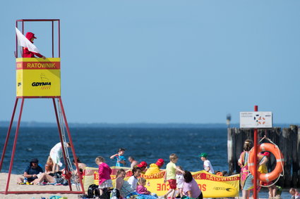 Zdecydowanie w kraju i nie za drogo. Raport Santander CB o wakacjach Polaków