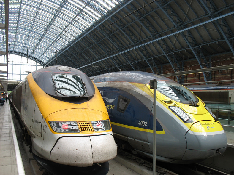 Pociągi Eurostar starszej i nowszej generacji na stacji London St Pancras International