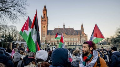 Demonstracje przed Trybunałem Sprawiedliwości w Hadze. Chodzi o skargę RPA przeciwko Izraelowi