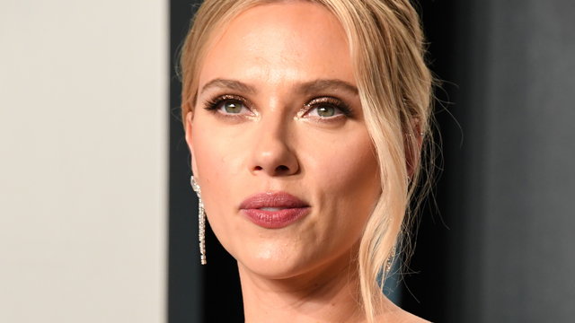 Scarlett Johansson pokazała na Oscarach wielki tatuaż. To nie jedyna gwiazda, która zdobi swoje ciało