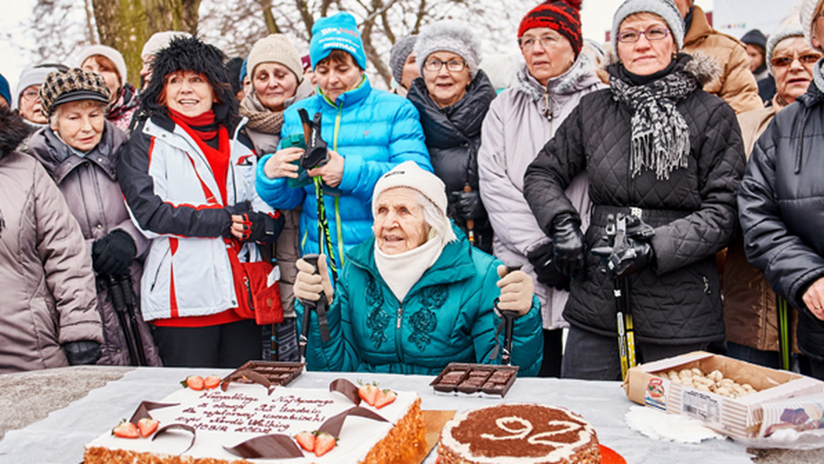 Pani Aleksandra świętowała swoje 92. urodziny na zajęciach nordic walking, na które uczęszcza regularnie od dwóch lat. Impreza odbyła się na świeżym powietrzu, poza tortem był też obowiązkowy trening.