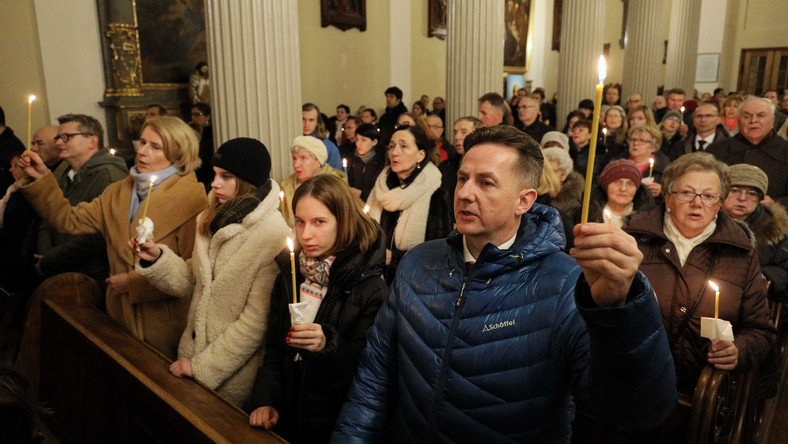 W 2018 r. w niedzielnej mszy św. uczestniczyło 38,2 proc. zobowiązanych katolików (w 2017 r. – 38,3 proc.), a 17,3 proc. przystępowało do Komunii św. (w 2017 roku – 17 proc.) – wynika z danych Instytutu Statystyki Kościoła katolickiego w Polsce.