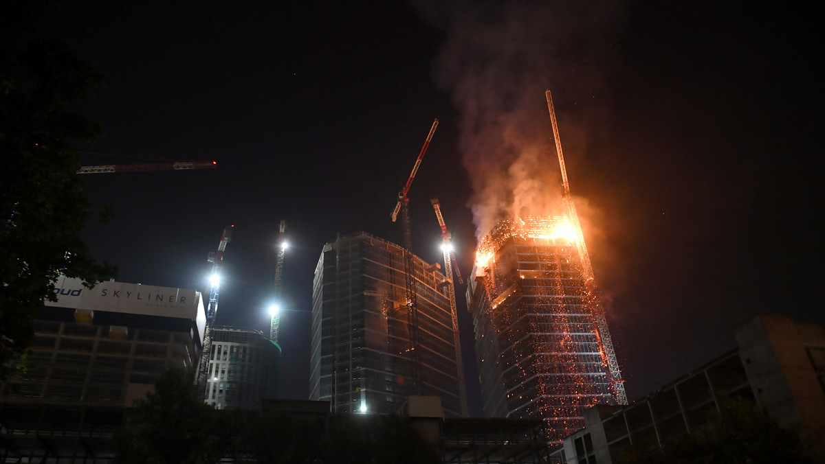 Pożar wieżowca na budowie The Warsaw Hub