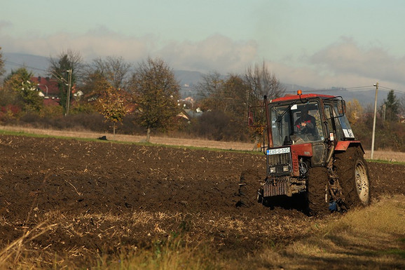 Zabrana saobraćaja za traktore bez zaštitnog rama ili kabine: Odlazak u voćnjak ne sme da košta života