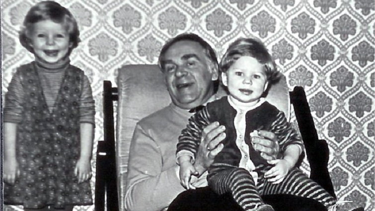 Jan Ciszewski z wnuczkami Anią i Olą (1981 r.)