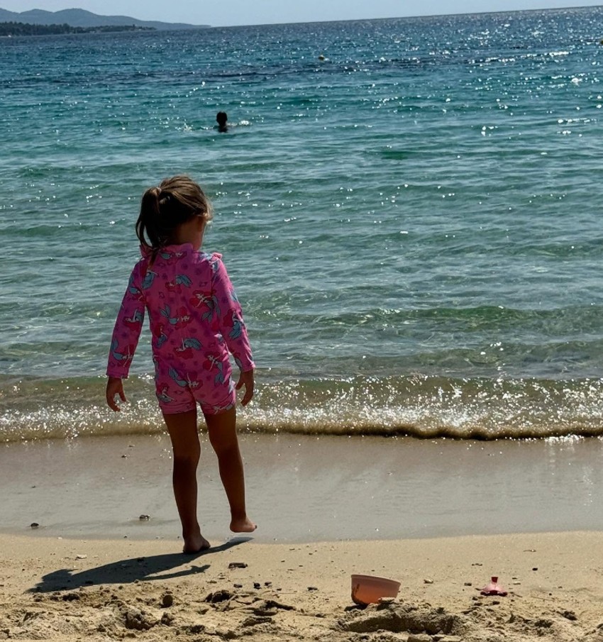 Marijana Mićić sa ćerkicama u Grčkoj