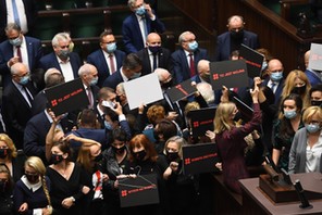 Posłanki opozycji blokują ławy PiS i mównicę  w Sejmie, Warszawa, 27 października 2020 r.