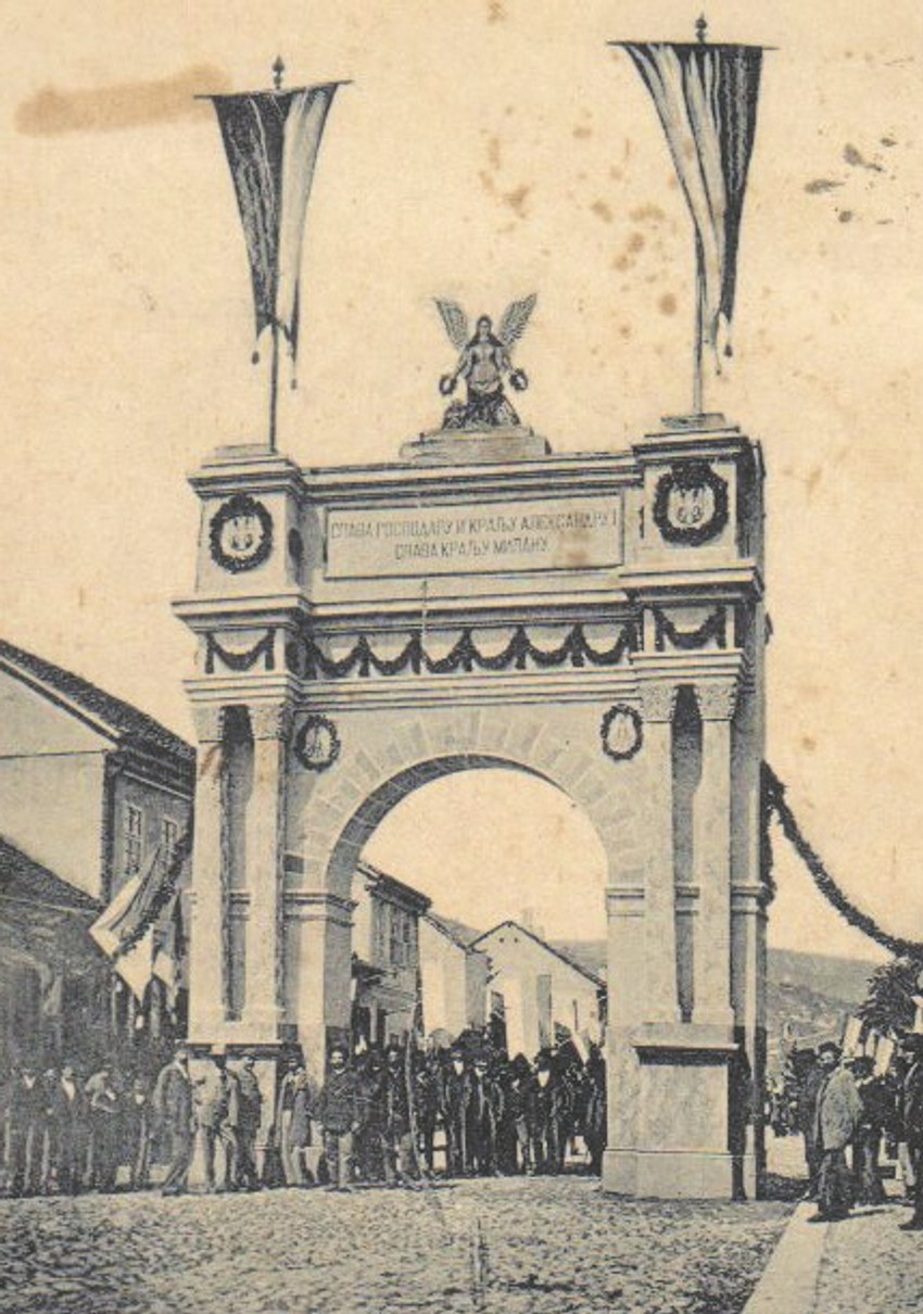 Trijumfalna kapija ispod koje su prošli kralj Milan i prestolonaslednik Aleksandar izrađena je u stolarskoj radionici Marka Popovića i trajala je samo nekoliko dana