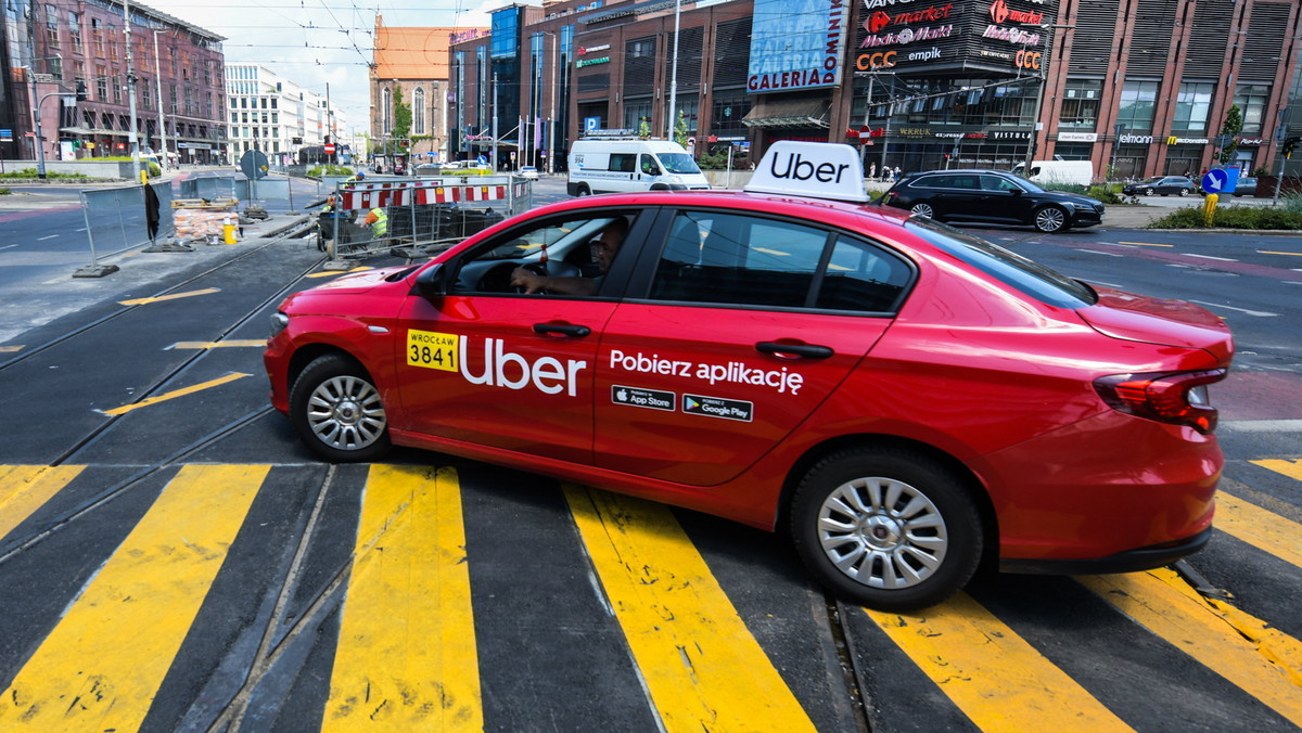 Uber nawiązał współpracę z policją. Tak chce chronić kobiety 