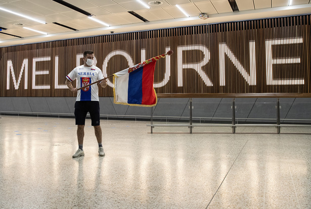 Kibic Novaka Djokovica na lotnisku w Melbourne