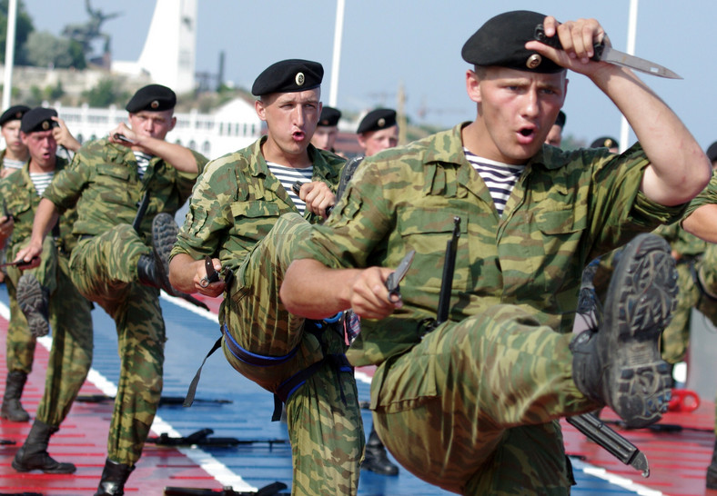 Rosyjscy żołnierze piechoty morskiej na pokładzie okrętu zakotwiczonego w zatoce Sewastopolskiej