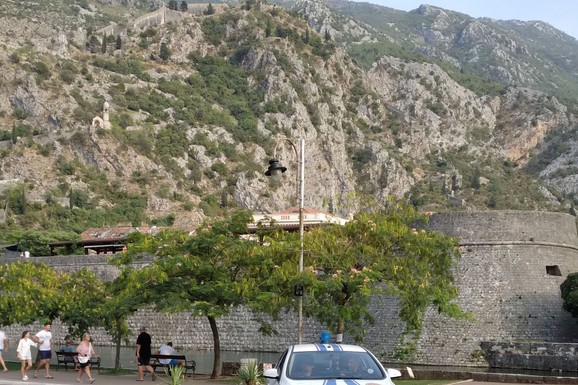 DIVLJAO KOLIMA PO GRADU, A ONDA JE POLICIJI STIGLA DOJAVA Kada su zaustavili mladića koji je vozio BMW ostali su u ŠOKU