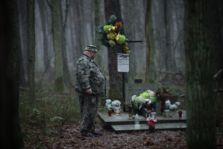 Ojciec jednego z zamordowanych chłopców stoi przy pamiętkowej mogile w miejscu znalezienia ciał