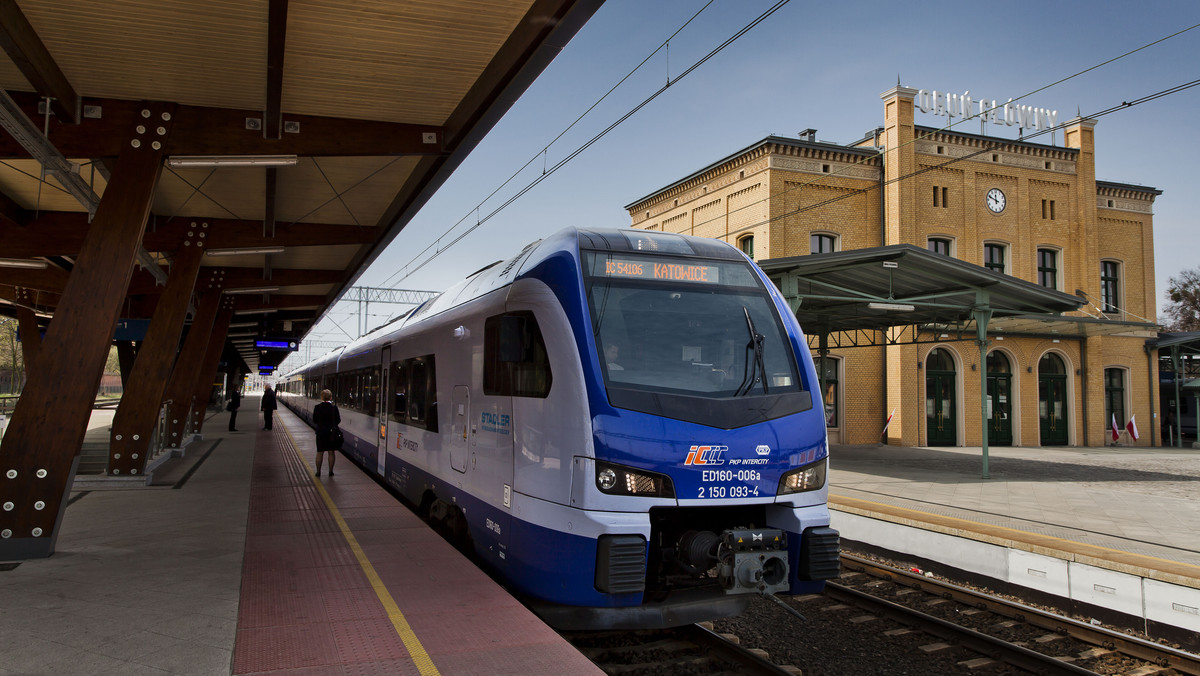 Uruchomiono właśnie opcje, dzięki której za pośrednictwem strony internetowej PKP Intercity można kupić bilety na połączenia z przesiadką. Skrócono także nocną przerwę technologiczną. Wszystkie wprowadzone rozwiązania mają umożliwić lepsze planowanie podróży pociągami PKP Intercity.