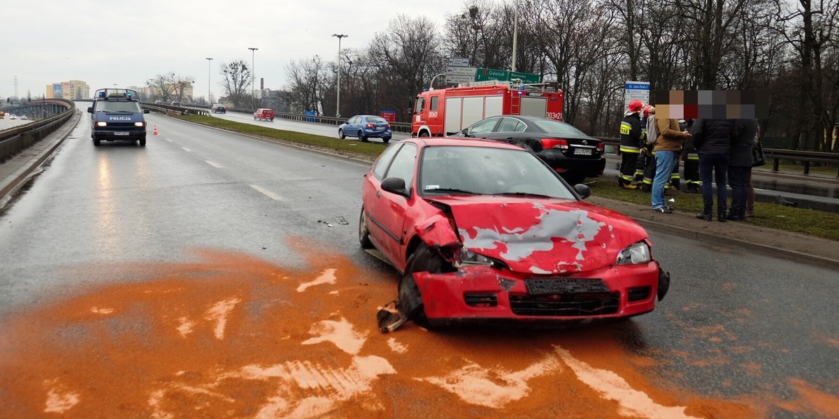 Łódź. Trzy samochody osobowe zderzyły się na Włókniarzy