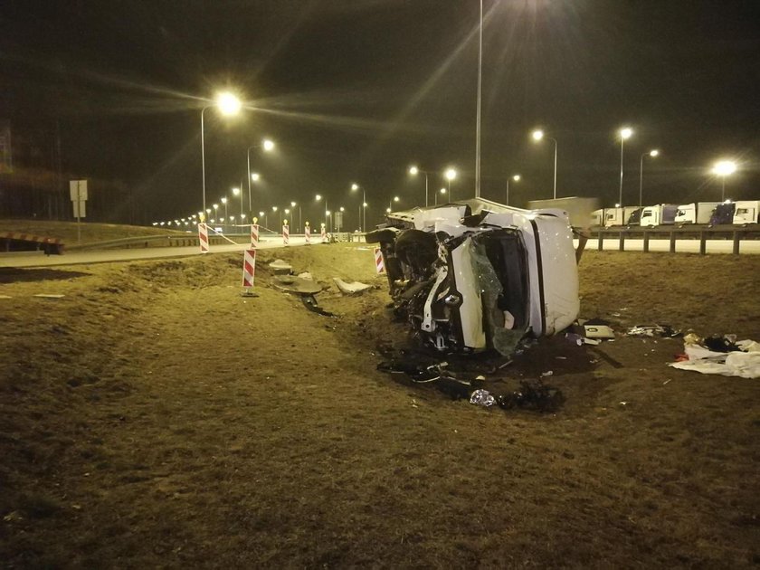 Dostawczak rozbił się na autostradzie. Są ranni