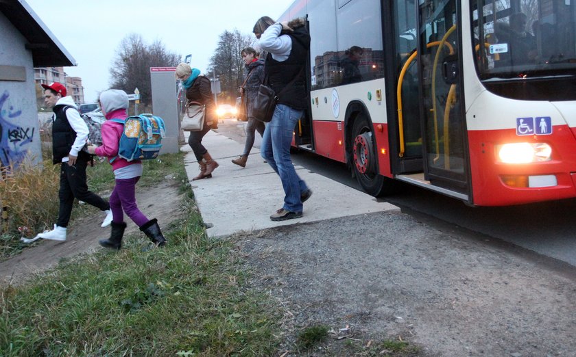 Ludzie wysiadają z autobusu