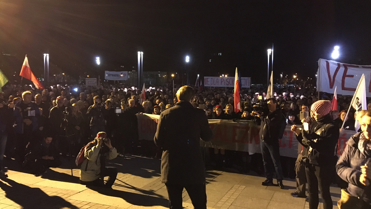 Już w piątek na placu Wolności we Wrocławiu odbędzie się protest w obronie Sądu Najwyższego pod hasłem "Europo nie odpuszczaj! UE, save Poland!". Organizatorzy demonstracji mają nadzieję, że Komisja Europejska skieruje do Trybunału Sprawiedliwości Unii Europejskiej ustawę o Sądzie Najwyższym. Początek protestu o godz. 19.