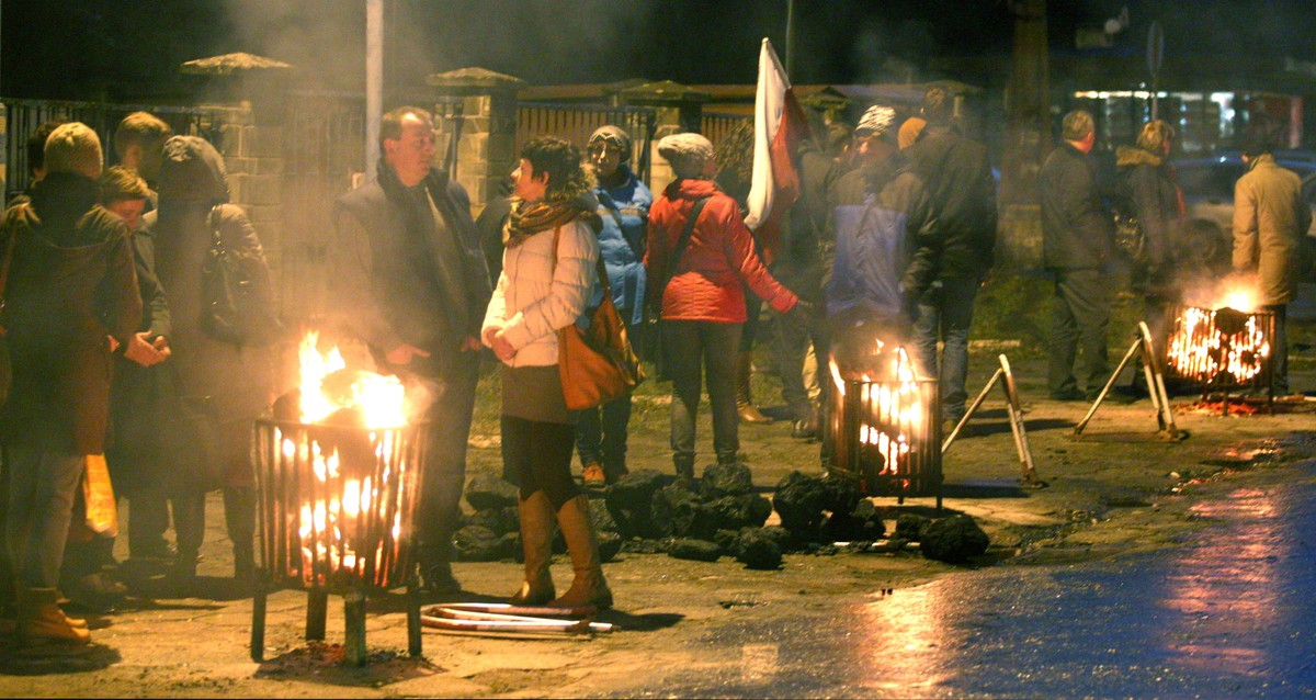 Przed brama KWK Sośnica -Makoszowy w Gliwicach trwa 12 bm. namiotowy protest przeciwko likwidacji kopalni. Od kilku dni pod ziemią przebywają górnicy z przeznaczonych przez rząd do likwidacji kopalń: Bobrek-Centrum w Bytomiu, Brzeszcze w małopolskiej miejscowości o tej samej nazwie, Pokój w Rudzie Śląskiej oraz Sośnica-Makoszowy w Gliwicach i Zabrzu. W poniedziałek 12 bm., do protestu przystąpili górnicy z czterech kolejnych kopalń: Chwałowice, Jankowice, Marcel i Rydułtowy-Anna.
