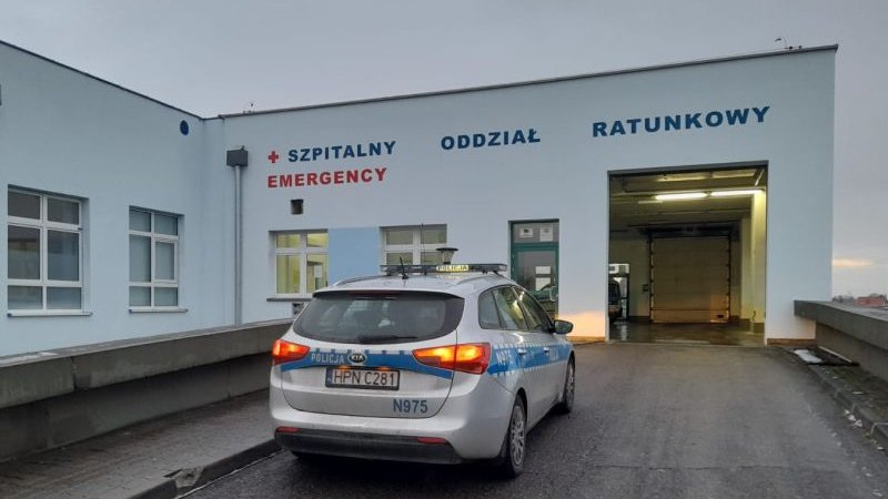 Policja eskortowała do szpitala matkę z dzieckiem, które połknęło żelowy krążek do WC