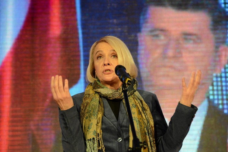 <b>Ewa Wójciak z listy TR i Europy Plus</b>
<br>
<br>
Także koalicja Twój Ruch Europa Plus postarała się, by na jej listach pojawiły się znane nazwiska. 
<br>
<br>
W okręgu łódzkim z Weroniką Marczuk zmierzy się między innymi opozycjonistka PRL, a teraz wieloletnia dyrektorka poznańskiego Teatru Ósmego Dnia Ewa Wójciak. Janusz Palikot tłumaczy, że Wójciak stratuje z Łodzi, gdyż w Poznaniu „jedynką” jest Marek Siwiec. 
<br>
<br>
O Wójciak zrobiło się głośno, gdy w 2013 roku  skomentowała na Facebooku wybór papieża Franciszka słowami: „No i wybrali ch..., który donosił wojskowym na lewicujących księży.” Za te słowa Wójciak została ukarana naganą przez prezydenta Poznania Ryszarda Grobelnego.