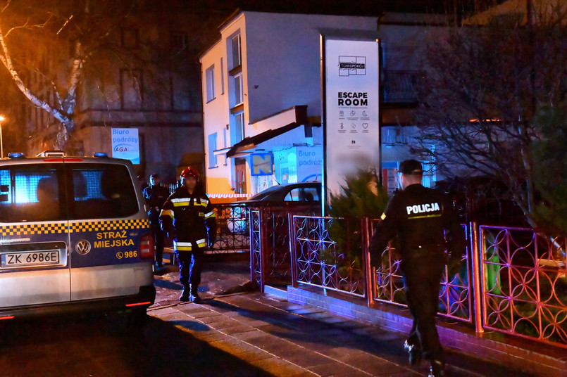 W piątek po godz. 17.00 w tzw. escape roomie w Koszalinie doszło do pożaru, w którym zginęło pięć dziewcząt, a jeden mężczyzna jest ciężko poparzony.
