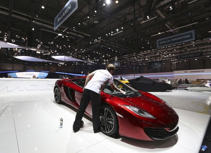 Szwajcarskie targi to jedna z najważniejszych i najbardziej prestiżowych imprez tego typu na świecie. Po raz pierwszy odbyły się w roku 1905. Na zdjęciu mężczyzna czyści samochód McLaren MP4-12C produkowany przez McLaren Automotive. Jest to pierwszy tej klasy samochód zbudowany całkowicie w technologii Carbon MonoCell – konstrukcji skorupowej z włókna węglowego. Na targach w Genewie zaprezentowana zostanie wersja kabrio.