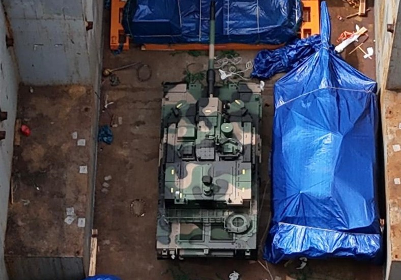 Czołgi K-2 czekają na rozładunek